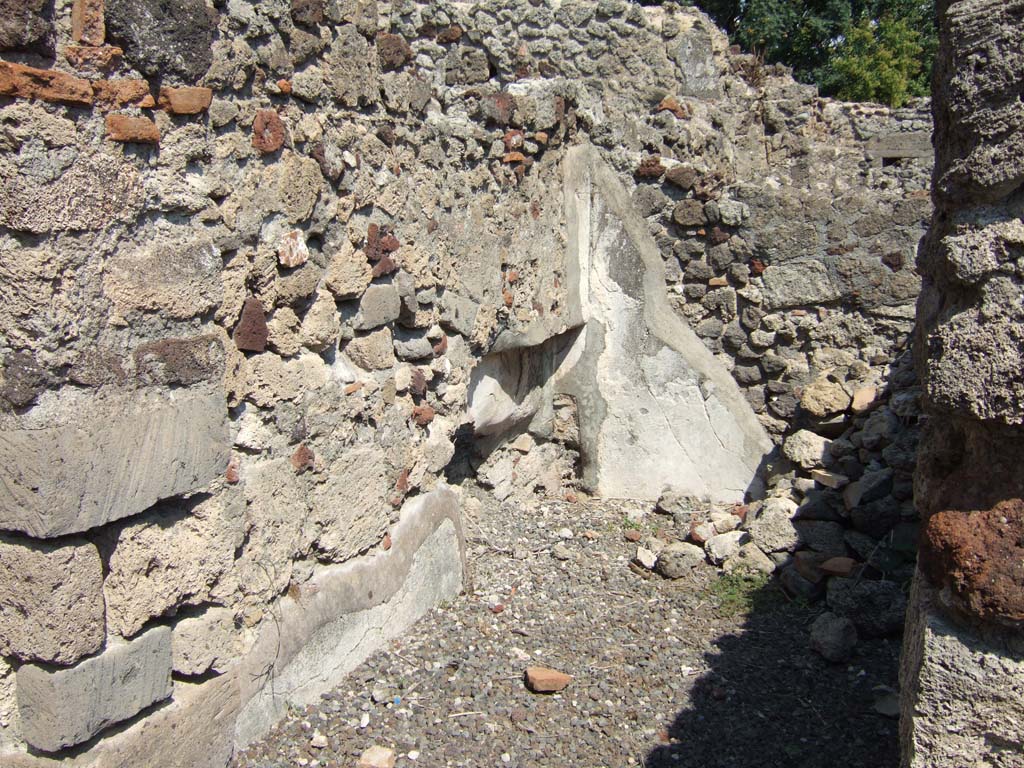 VI.2.26 Pompeii. September 2005. Looking east into cubiculum on east side of yard.