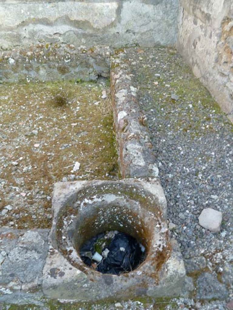 VI.2.26 Pompeii. May 2011. Looking towards south-west corner of yard area, and cistern on the west side.