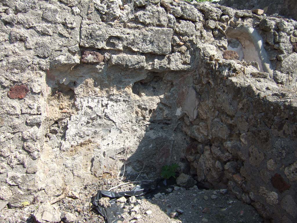 VI.2.26 Pompeii. September 2005. Looking south-east towards recess in cubiculum, on east side of triclinium.
The triclinium has not yet been photographed. On the right, can be seen the plaster of the niche latrine of VI.2.27.
