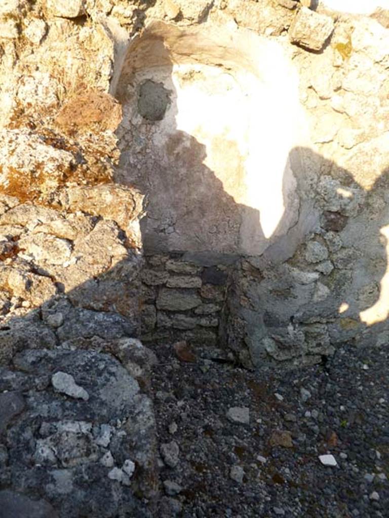 VI.2.27 Pompeii. May 2011. Niche latrine in kitchen.