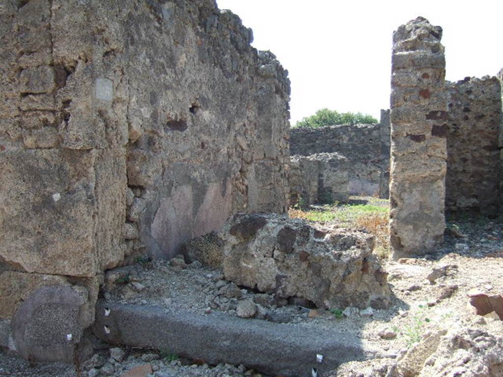 VI.2.28 Pompeii. September 2005. Entrance doorway, looking west.