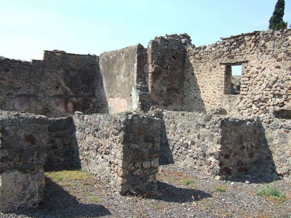 VI.2.28 Pompeii. September 2005. Looking north-west from atrium across remains of two small cubicula, towards kitchen and latrine near north wall, rear of house and small garden area.

