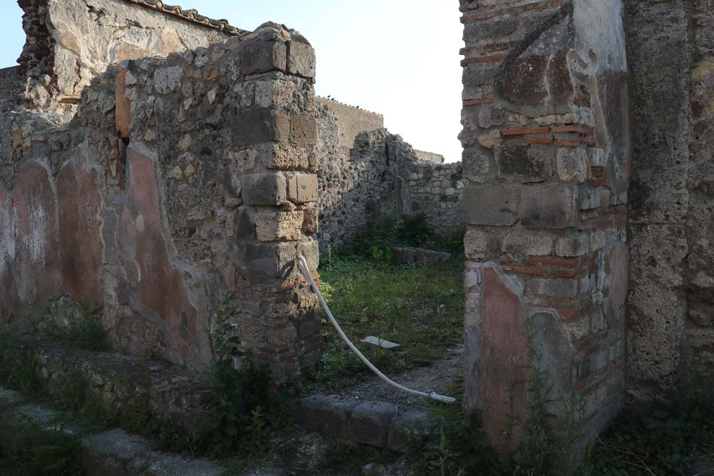 VI.2.29 Pompeii. December 2018. Entrance doorway, looking west. Photo courtesy of Aude Durand.

