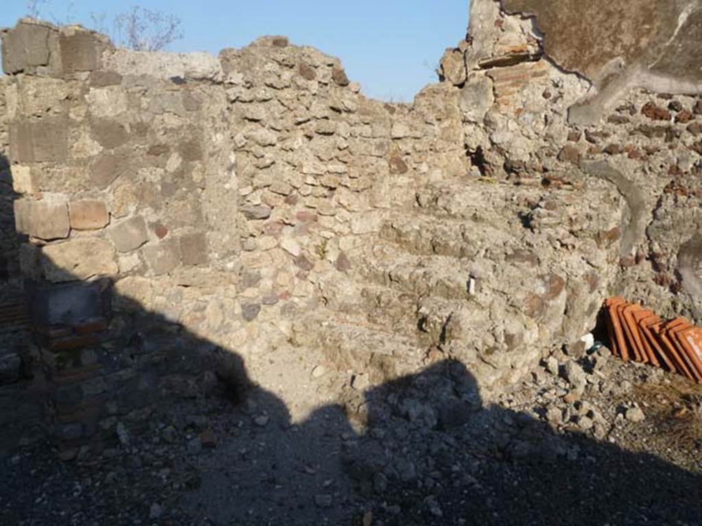 VI.2.29 Pompeii. May 2011. Steps against east wall, on south side of entrance doorway. 