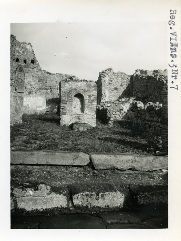 VI.3.10 Pompeii but shown as VI.3.7 on photo. Pre-1937-39. Looking east.
Photo courtesy of American Academy in Rome, Photographic Archive. Warsher collection no. 1595.
