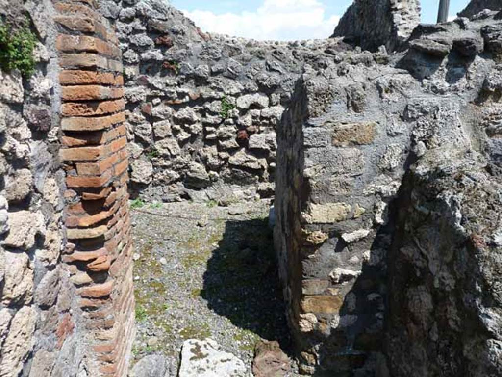 VI.3.10 Pompeii. May 2010. Doorway to yard at rear of passageway.