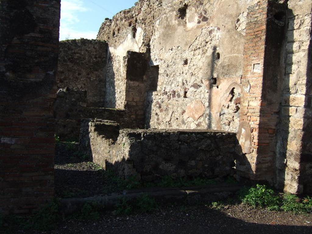 VI.3.24 Pompeii. December 2004. Looking west across shop counter from entrance.