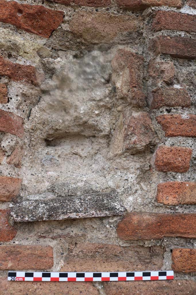 VI.4.1 Pompeii. December 2018. Detail from east pilaster.
Looking south to pilaster on east side of entrance doorway. Photo courtesy of Aude Durand.
