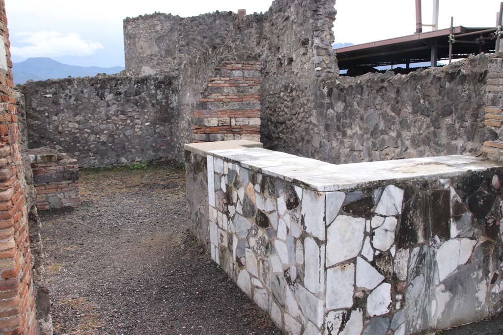 VI.4.1 Pompeii. October 2020. Looking south across room with two-sided counter. Photo courtesy of Klaus Heese.