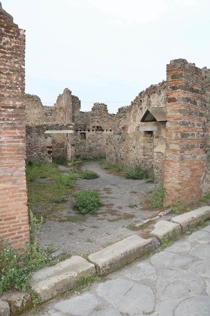 VI.4.4 Pompeii. December 2018. 
Entrance doorway on west side of Via Consolare. Photo courtesy of Aude Durand.
