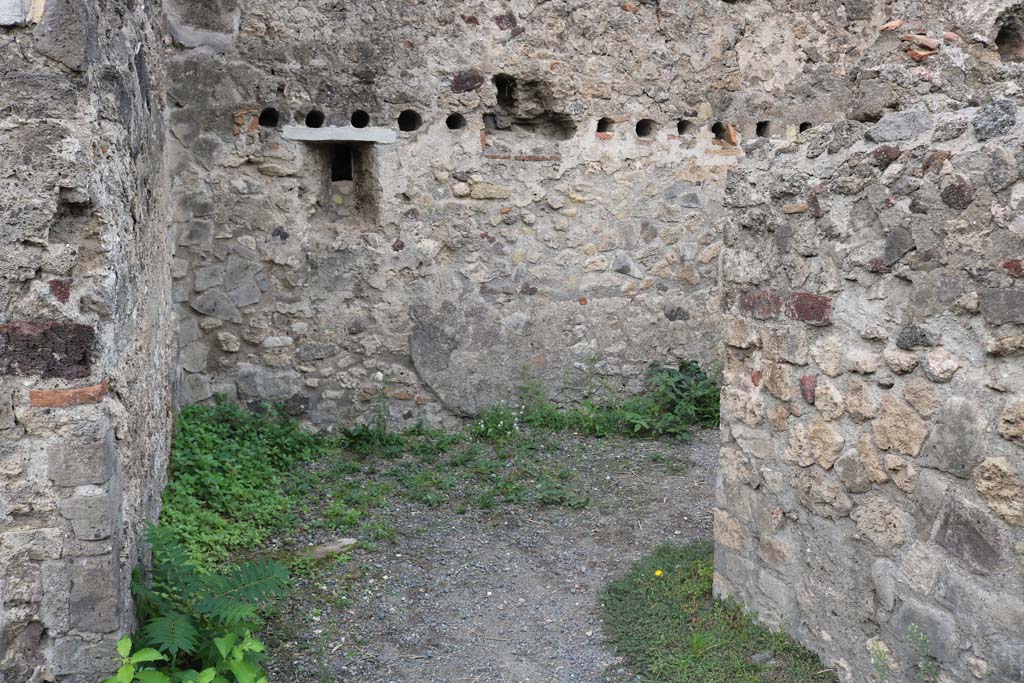 VI.4.4 Pompeii. December 2018. Looking west into rear room in north-west corner. Photo courtesy of Aude Durand.