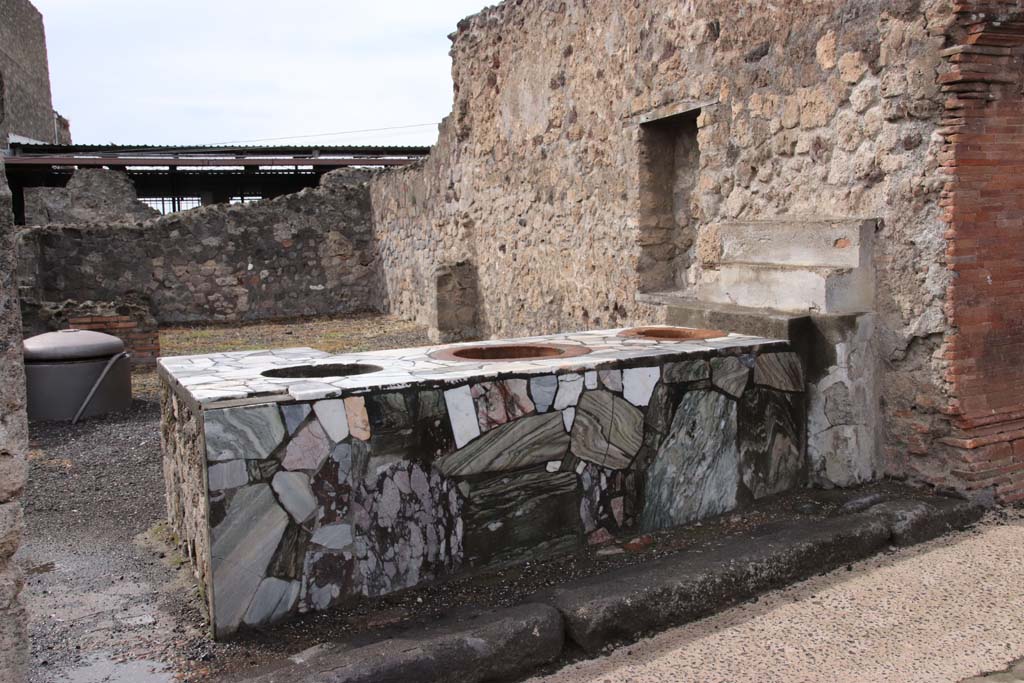 VI.4.8 Pompeii. October 2020. Entrance on Via Consolare. Looking west across counter to rear rooms. Photo courtesy of Klaus Heese.