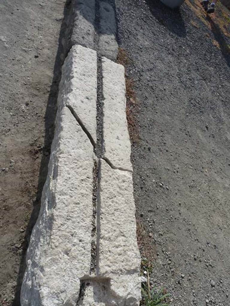 VI.4.9 Pompeii. September 2015. Entrance doorway threshold, looking west.