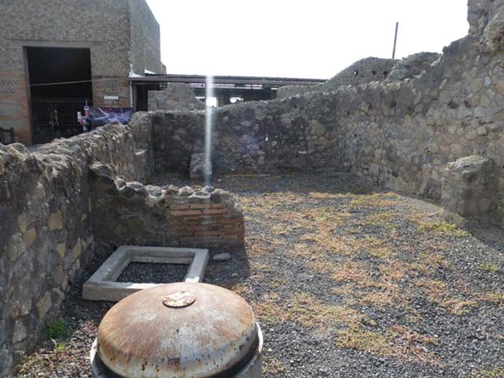 VI.4.9 Pompeii. September 2015. Looking west towards rear room.