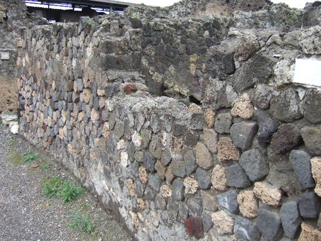 VI.4.9 Pompeii. December 2005. Blocked entrance shown as VI.4.10 on Eschebach plan. Now, it would appear to be a rear entrance to VI.4.8 and VI.4.9, but according to Fiorelli, it was a stairs to an upper independent dwelling. See Pappalardo, U., 2001. La Descrizione di Pompei per Giuseppe Fiorelli (1875). Napoli: Massa Editore. (p.53)

