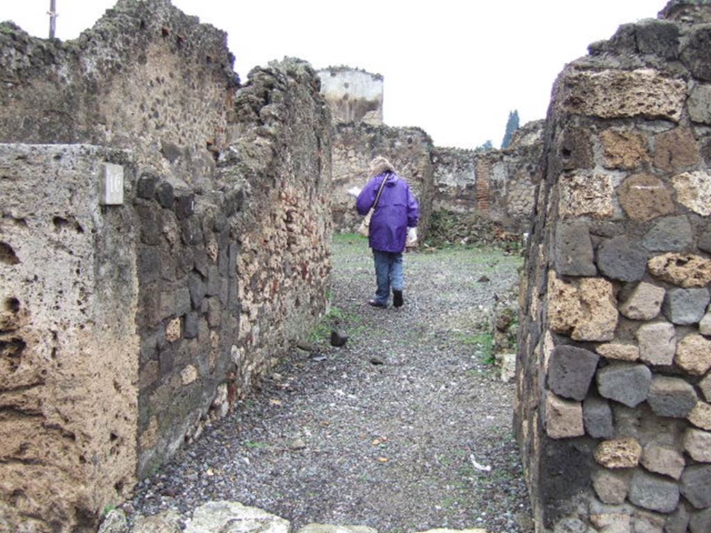 VI.4.10 Pompeii. December 2005. Entrance, looking north along fauces.  
