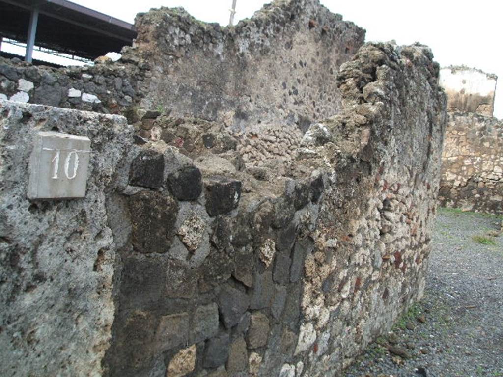 VI.4.10 Pompeii. December 2005. House entrance and west wall of fauces.
According to Fiorelli, (he numbered this entrance as number 11) these two entrances (including the adjacent shop at number 12), were part of the same property. The place was so ruined, (by Fiorellis time), it was not possible to conjecture what it was originally. See Pappalardo, U., 2001. La Descrizione di Pompei per Giuseppe Fiorelli (1875). Napoli: Massa Editore. (p.53)
