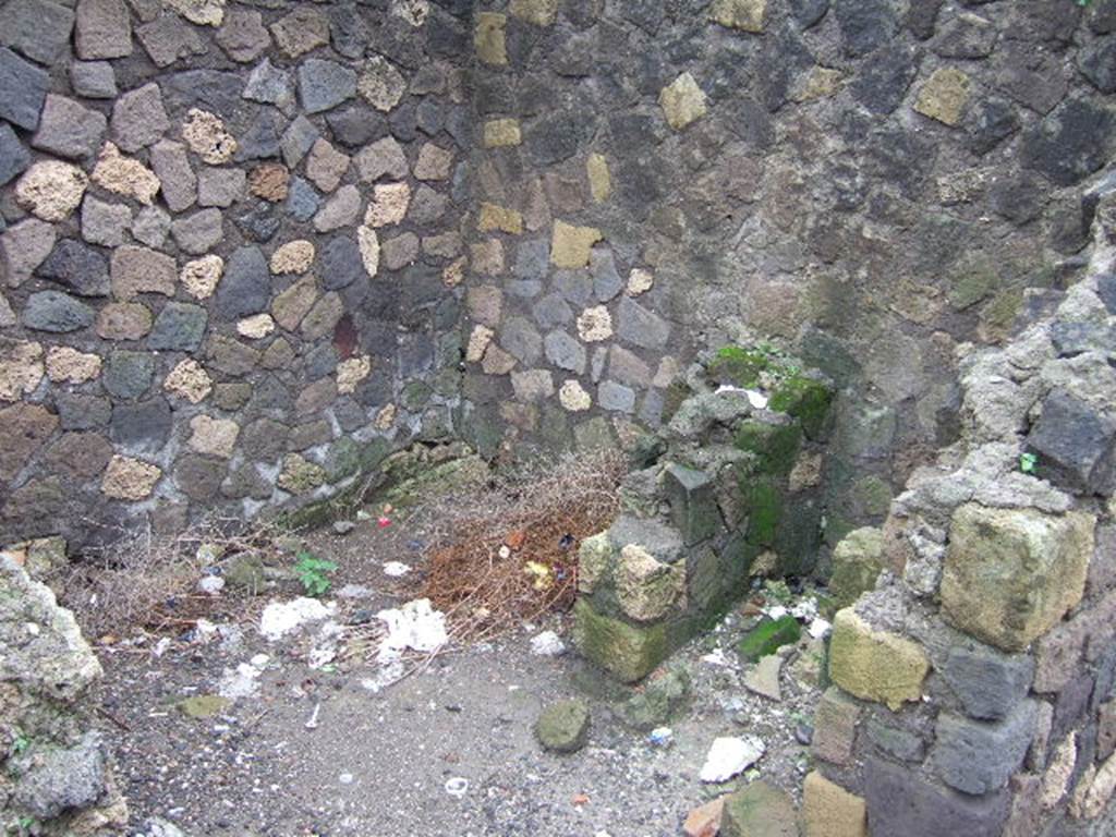 VI.4.10 Pompeii.  December 2005.  Kitchen on east side of entrance fauces.