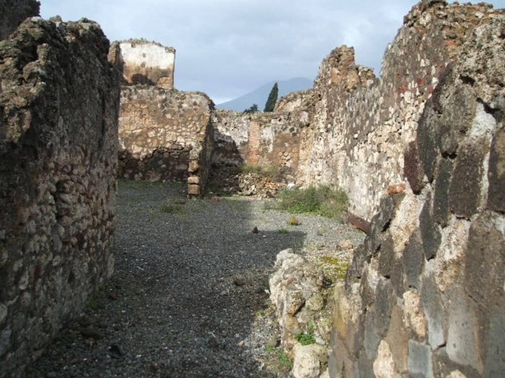 VI.4.10 Pompeii.  December 2004. Looking north across atrium.