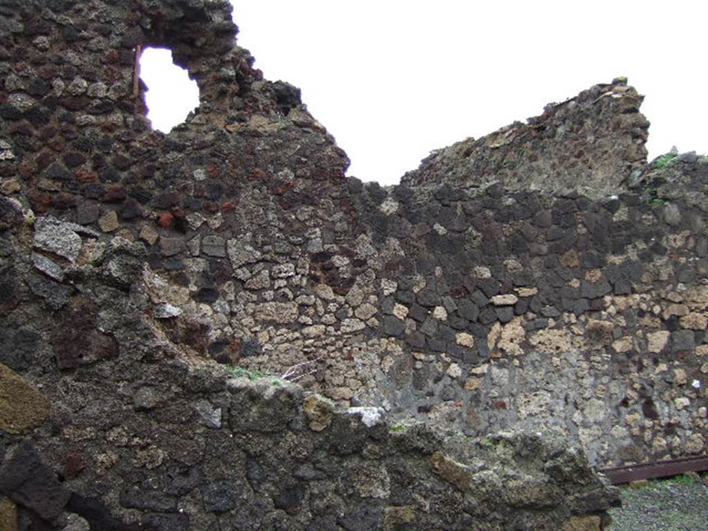 VI.4.10 Pompeii.  December 2005.  East wall of tablinum with east wall of atrium, at rear.