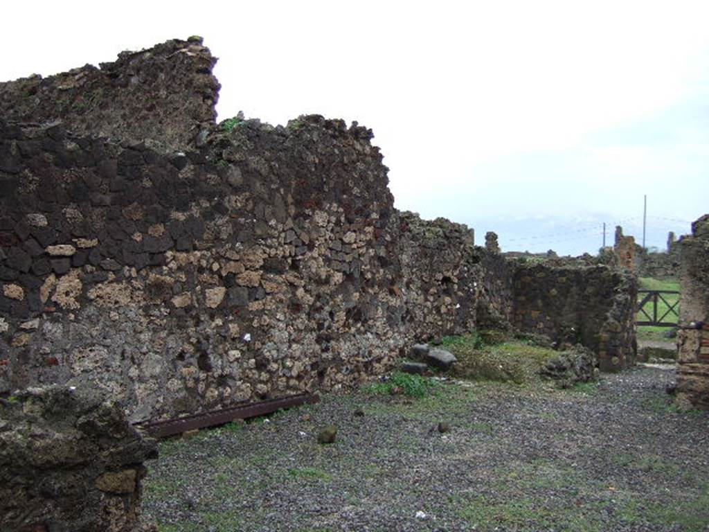 VI.4.10 Pompeii.   December 2005.  East wall of atrium, looking south towards entrance.