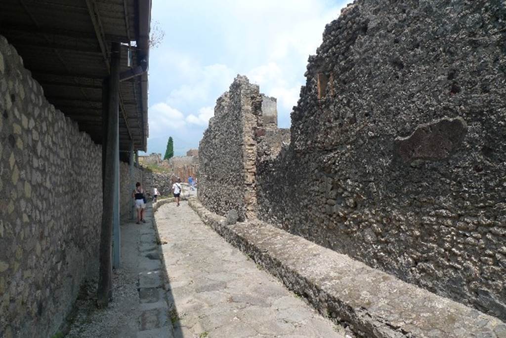 VI.4.10 Pompeii. July 2010. Exterior wall of the atrium, on the right, on Vicolo del Farmacista. Photo courtesy of Michael Binns.