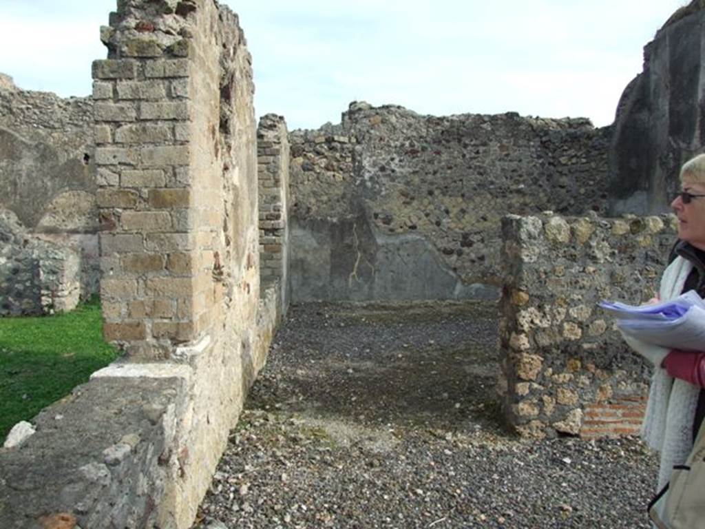 VI.5.3 Pompeii. December 2007. Looking east from room 3 north ala, into room 5 triclinium with window.