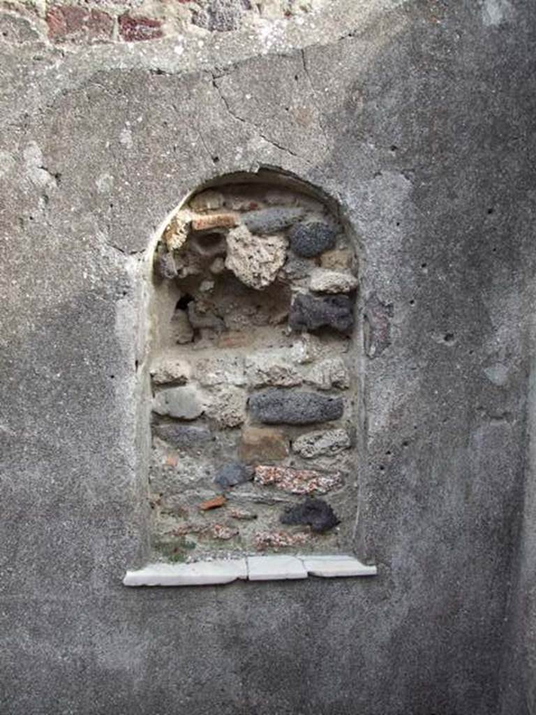 VI.5.3 Pompeii. December 2007. Room 8, niche in east wall.