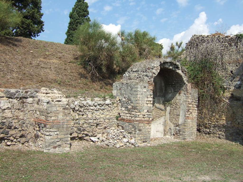 VI.5.3 Pompeii. September 2005. Room 9, north side of garden area.