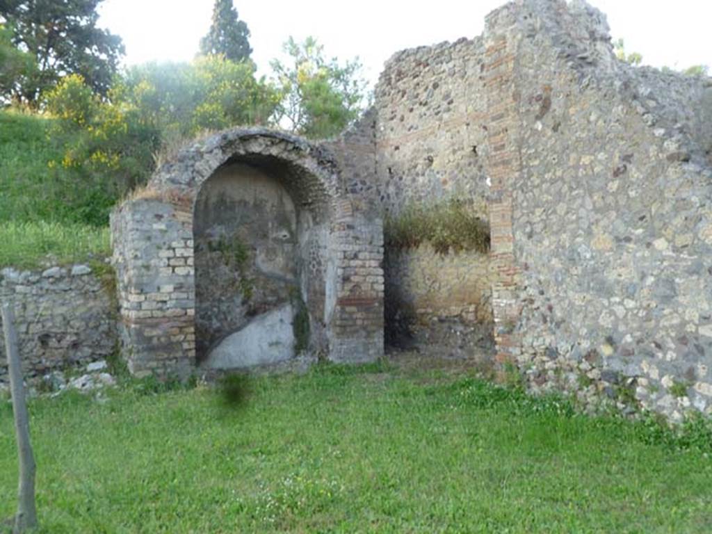 VI.5.3 Pompeii. May 2011. Room 9, north-east corner of garden area.  