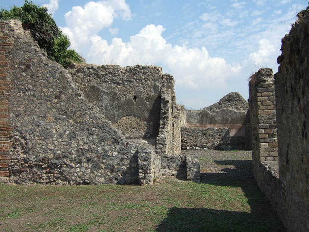 VI.5.3 Pompeii. September 2005. Looking east across garden area towards small room 11. According to Fiorelli, separating the garden from the area on its east was a doorway or gate. See Pappalardo, U., 2001. La Descrizione di Pompei per Giuseppe Fiorelli (1875). Napoli: Massa Editore. (p.54)
