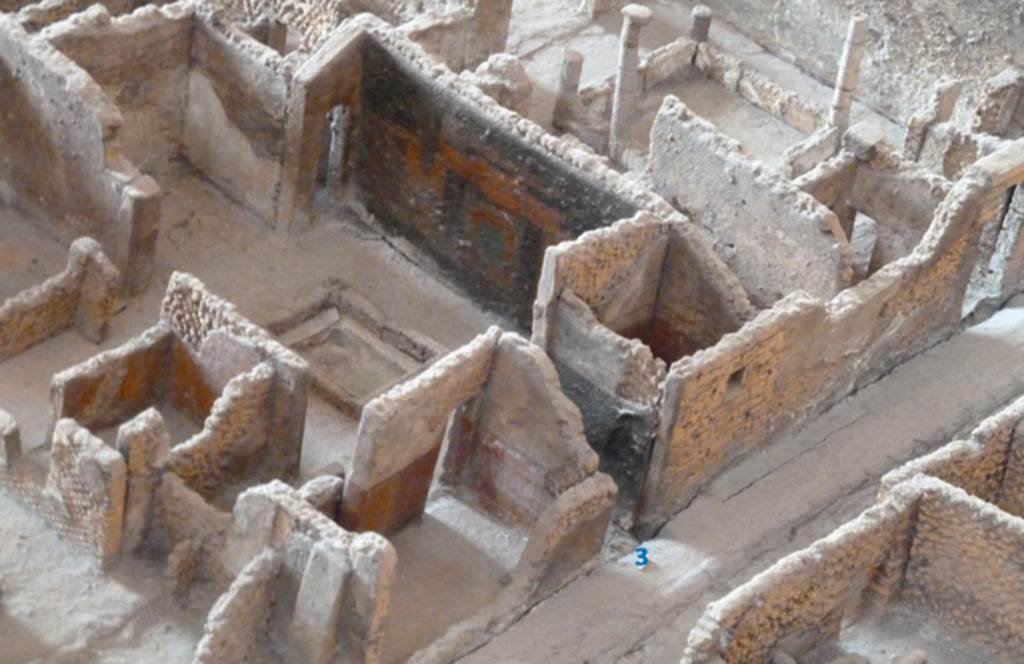 VI.5.3 Pompeii. May 2010. Detail from model held in Naples Archaeological Museum, showing atrium area. Room 1 can be seen in the lower left of centre, with the entrance corridor on its right. The painted south wall of the atrium can be viewed as it is now, in part 5.
