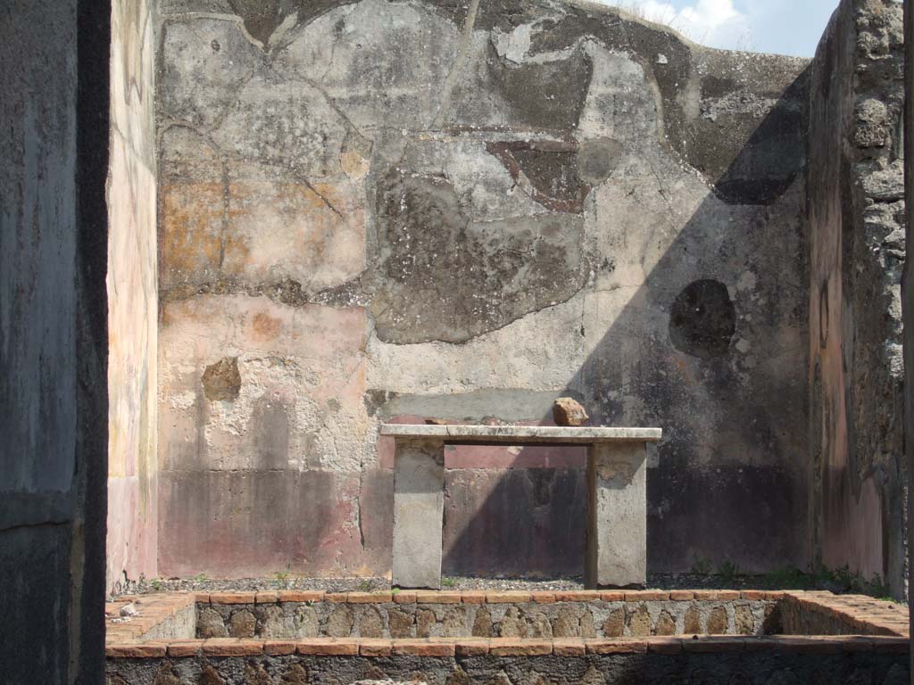 VI.5.3 Pompeii. September 2005. Tablinum, looking towards east wall.
According to Helbig, the paintings found in the tablinum were: a possible bust of Aphrodite, 76, Girl and satyr, 511
See Helbig, W., 1868. Wandgemälde der vom Vesuv verschütteten Städte Campaniens. Leipzig: Breitkopf und Härtel. (76 and 511)
