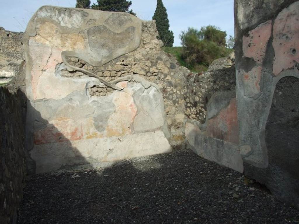 VI.5.3 Pompeii. December 2007. Room 1, looking north. According to Helbig, paintings found in the room to the left of the prothyron were; Artemis 237, Demeter, 177, Aphrodite 292,  See Helbig, W., 1868. Wandgemälde der vom Vesuv verschütteten Städte Campaniens. Leipzig: Breitkopf und Härtel. (237, 177, 292)
