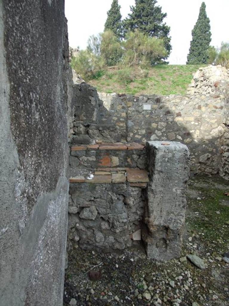 VI.5.3 Pompeii. December 2007. Structure in north-west corner of atrium, between rooms 1 and 2.  See Pappalardo, U., 2001. La Descrizione di Pompei per Giuseppe Fiorelli (1875). Napoli: Massa Editore. (p.54)