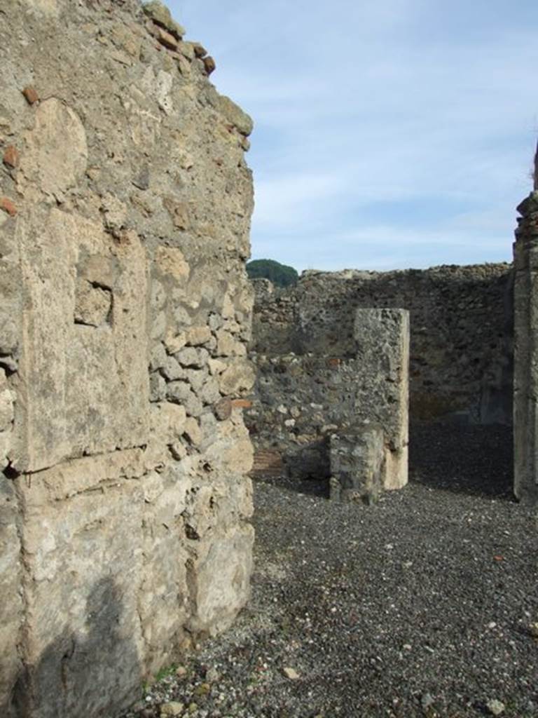 VI.5.3 Pompeii. December 2007. Door to room 3 on the left and room 5 on the right, from the atrium.  According to Fiorelli, room 3 would have been the north ala with a passage to another cubiculum behind it. Room 5 would have been a triclinium with a window onto the garden.
