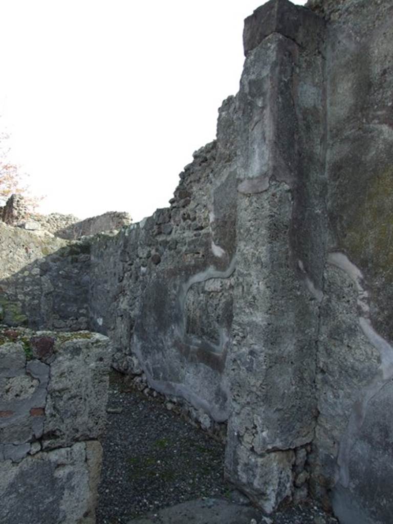 VI.5.4 Pompeii. December 2007. Doorway to room 11, small room on south side of tablinum.