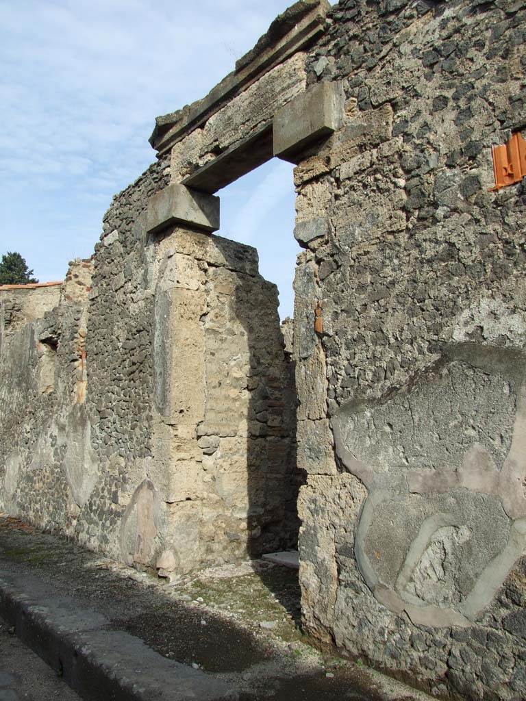 VI.5.4 Pompeii. December 2007. Entrance doorway on Vicolo di Modesto.