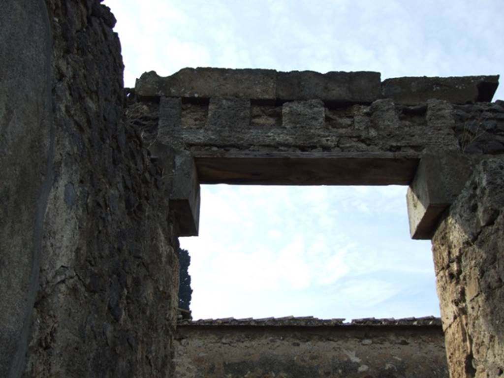 VI.5.4 Pompeii. December 2007. Lintel above front entrance, looking west from the fauces corridor.  