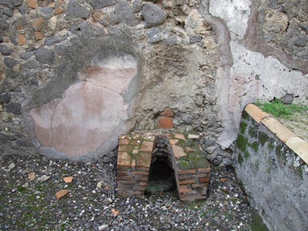 VI.5.4 Pompeii. December 2007. Room 1, latrine near west wall of kitchen.  According to Hobson, most of the latrine construction is of mixed stone and mortar. In the case above though, brick construction probably of the first century CE is identifiable. See Hobson, B., 2009. Latrinae et foricae: Toilets in the Roman World. London; Duckworth. (p.165) He also said this latrine constructed of brick may be a late addition to the house. See Hobson, B. 2009. Pompeii, Latrines and Down Pipes. Oxford, Hadrian Books, (p.208)
  