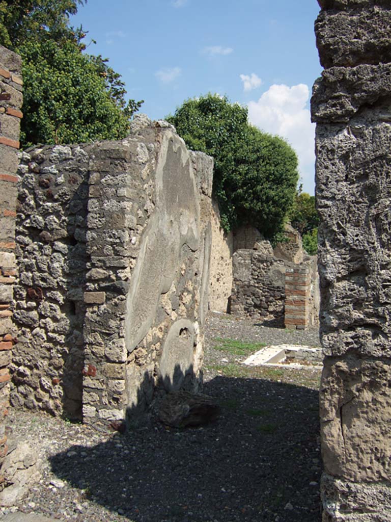 VI.5.8 Pompeii. September 2005. North side of entrance corridor, looking east.
On the left is the doorway into the kitchen with latrine.
