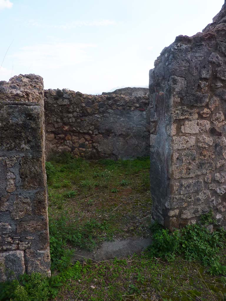 VI.5.9 Pompeii. November 2021. 
Doorway to room on west side of triclinium, looking south from garden area. Photo courtesy of Hlne Dessales.
