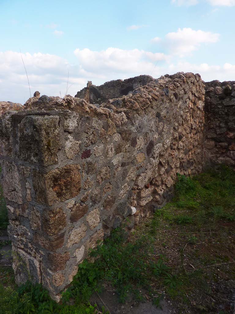 VI.5.9 Pompeii. November 2021. 
Pilaster of doorway and wall between triclinium, on left, and room on west side, on right. Photo courtesy of Hlne Dessales.
