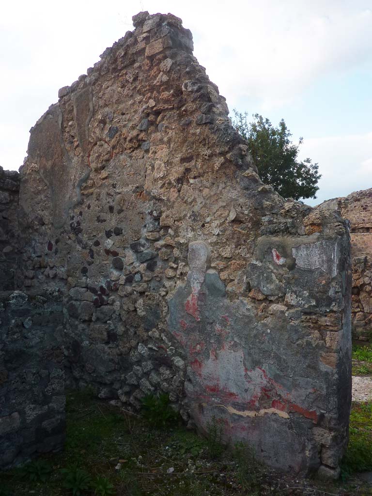 VI.5.9 Pompeii. November 2021. 
Looking towards north wall of room next to triclinium, with doorway to tablinum, on right. 
Photo courtesy of Hlne Dessales.
