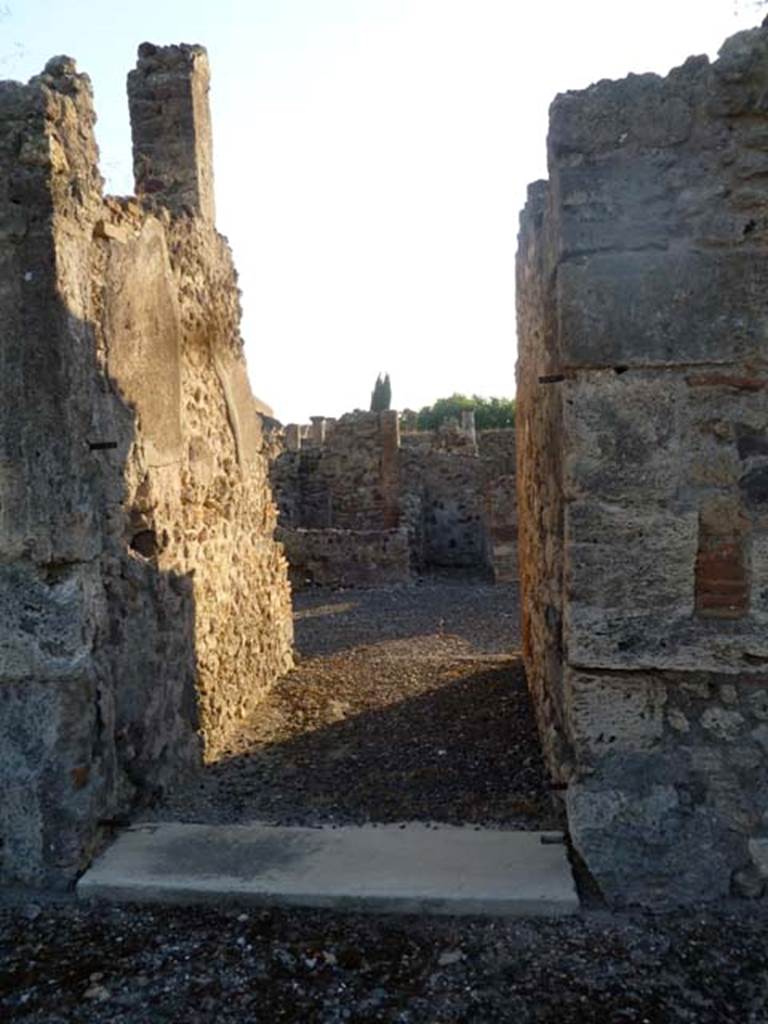 VI.5.19 doorway from Vicolo della Fullonica, linking to rear of house at VI.5.9.