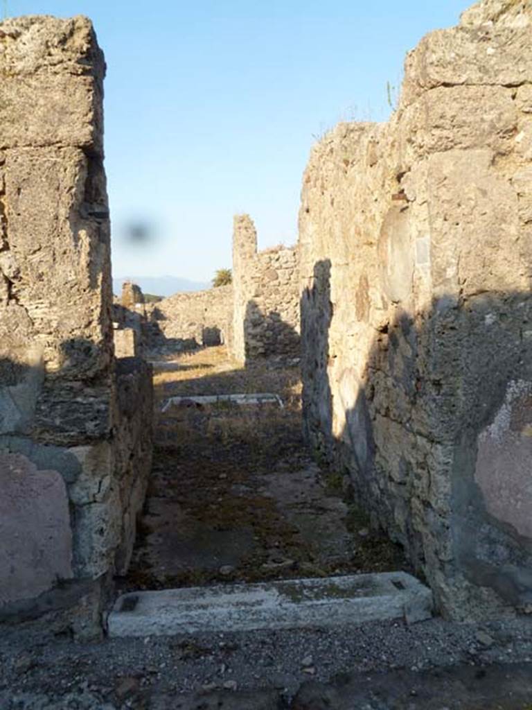 VI.5.9 Pompeii. May 2011. Looking east through entrance doorway.