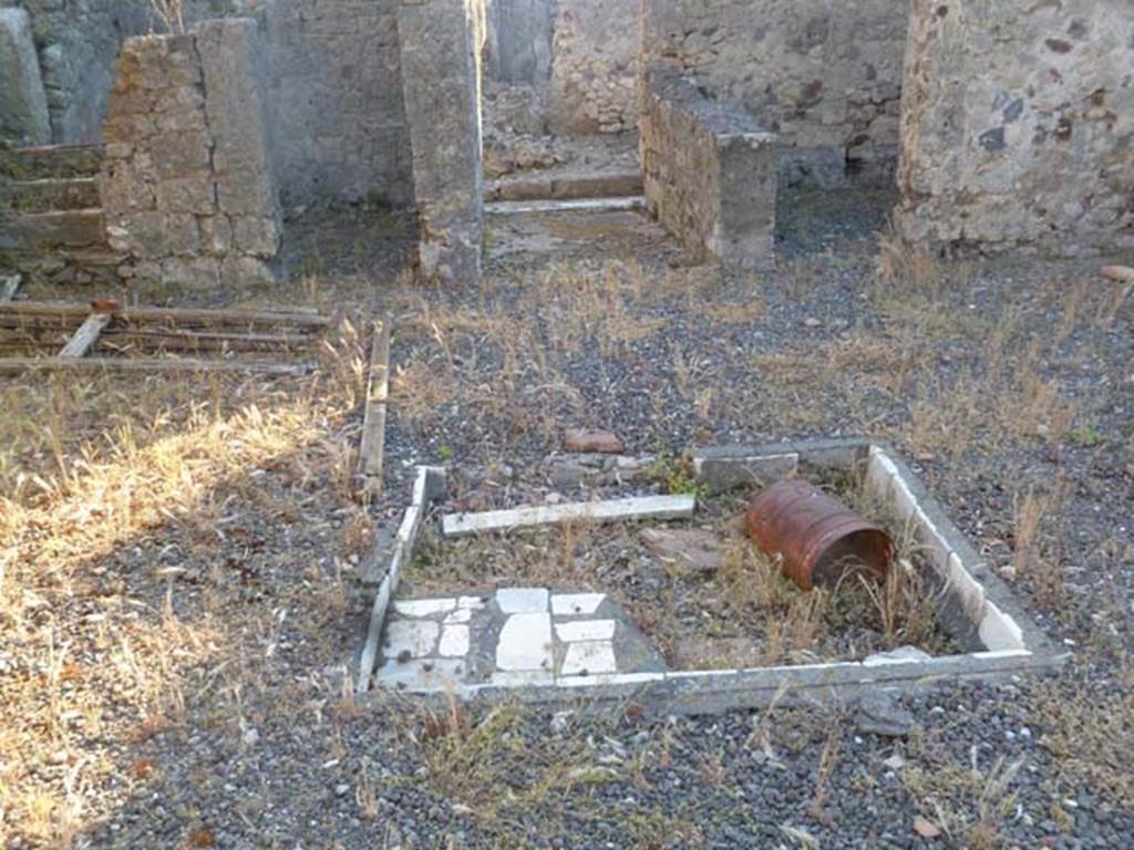 VI.5.9 Pompeii. May 2011. Looking west across impluvium in atrium, towards entrance doorway, in centre.  According to Fiorelli, on both sides of the entrance corridor were bedrooms, the one on the left also included the stairs.
