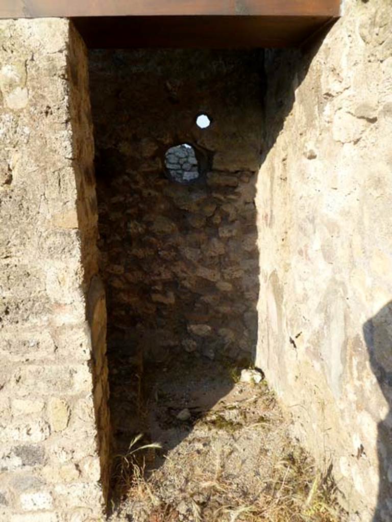 VI.5.9 Pompeii. May 2011. Room in south-east corner of atrium, looking east from entrance.  
According to the plan by Zahn, this room was the two-sided stairs to an upper floor.

