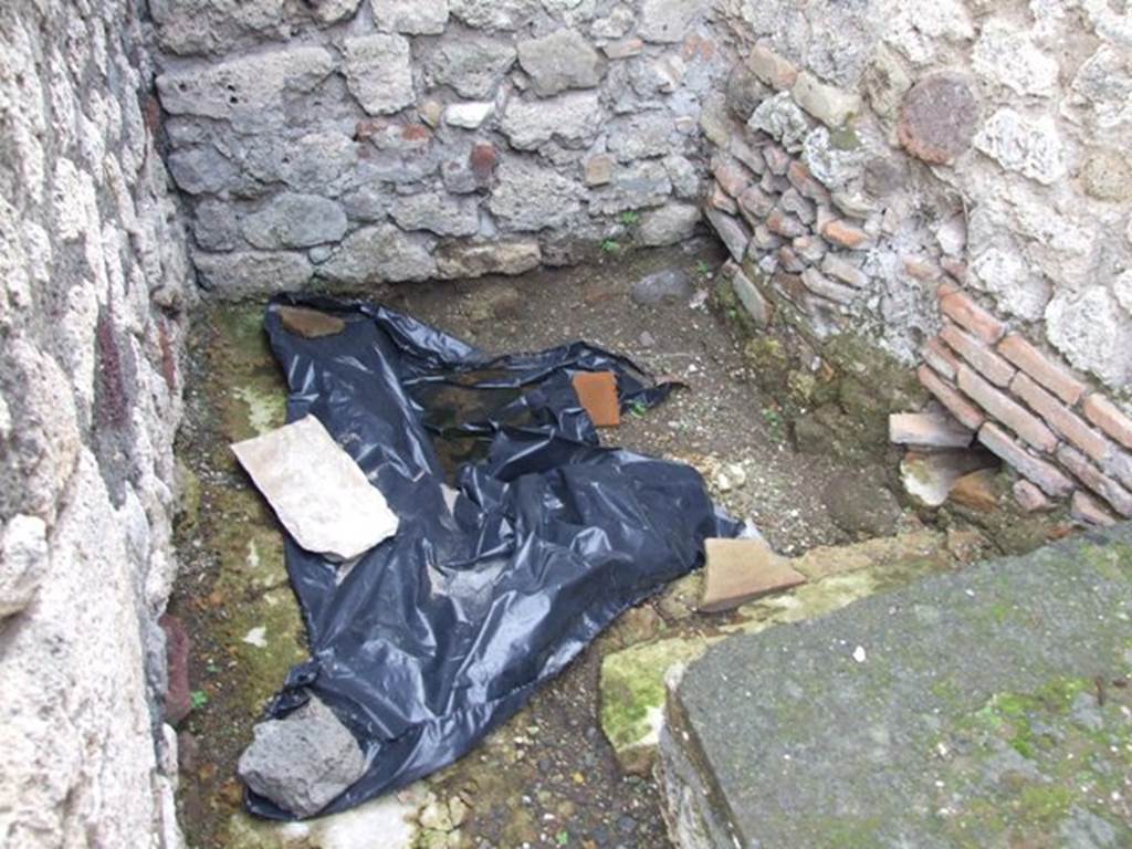 VI.5.10 Pompeii. December 2007. Room 3, latrine in room on south side of kitchen.