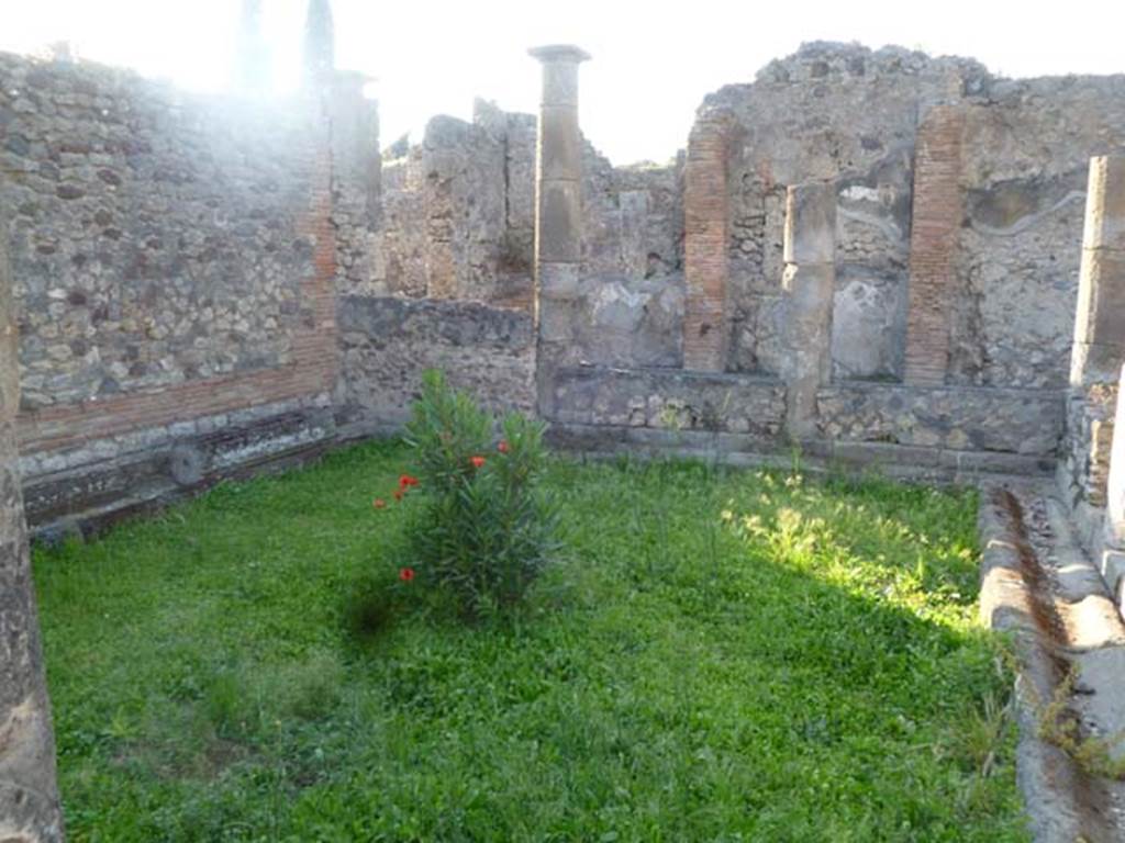 VI.5.10 Pompeii. May 2011. Looking north across peristyle. 